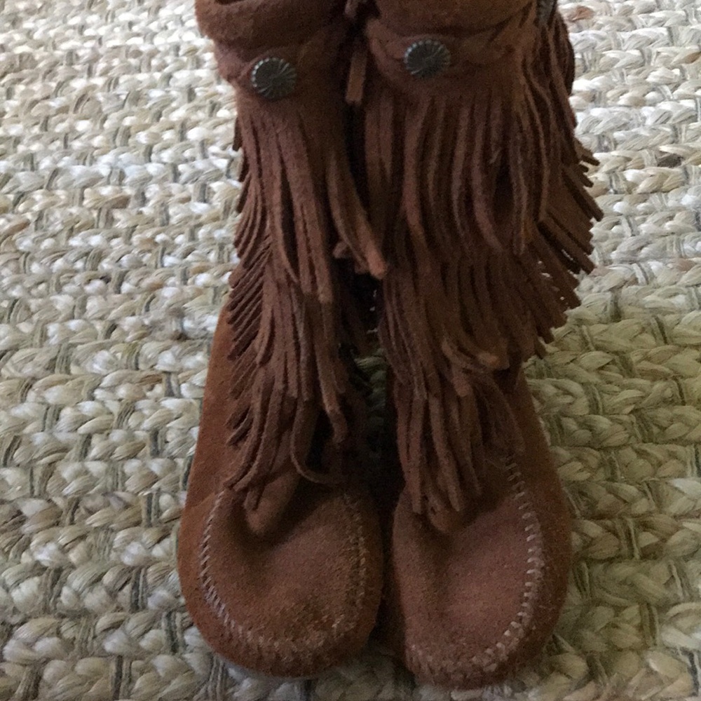 Girls Minnetonka 3-layer fringe boots -size 1